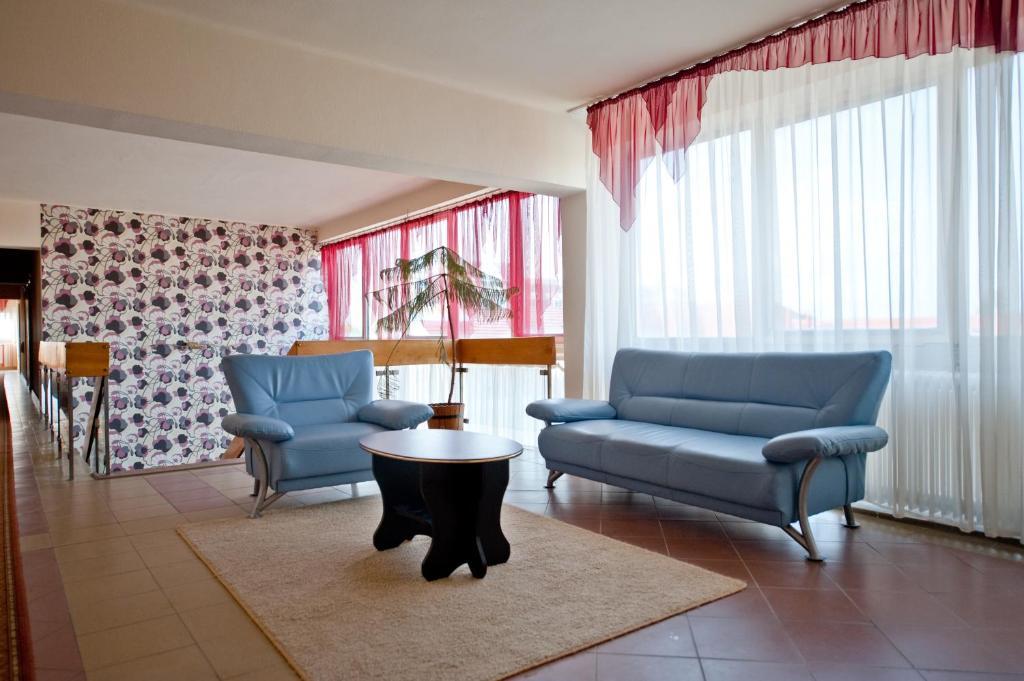 In Hotel Хайдусобосло Экстерьер фото