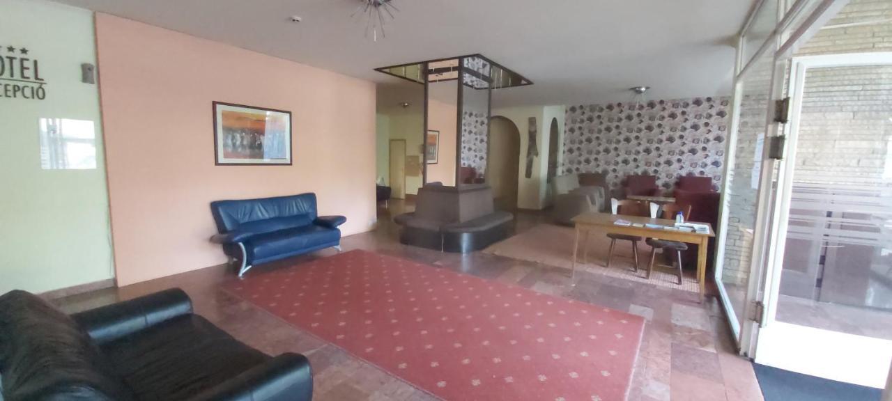 In Hotel Хайдусобосло Экстерьер фото